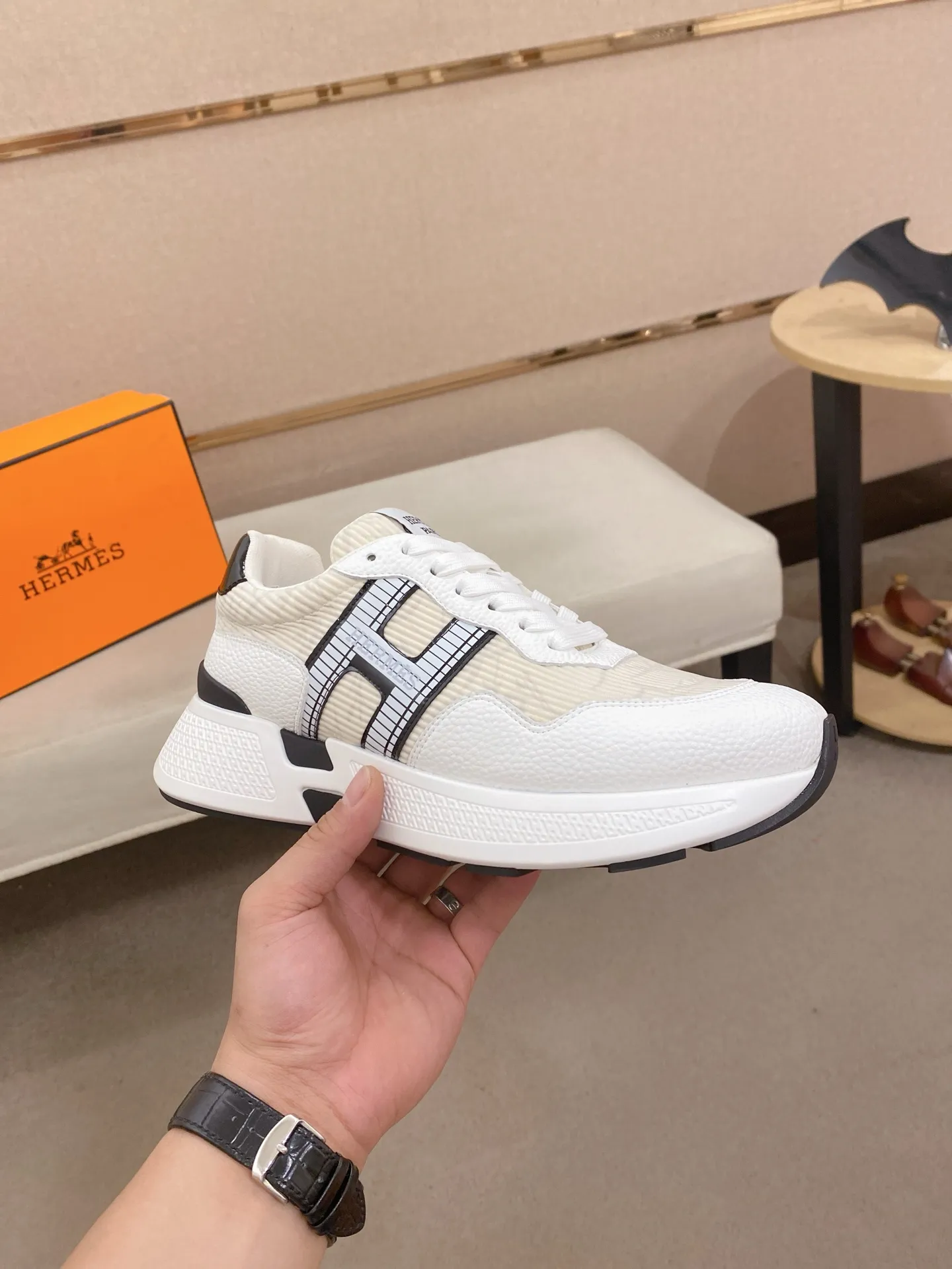 Factory price: 560💰《HERMES》【Classic Original Version】Hermès; Top 🔝 Purchasing Agency 🔍🔍Men's latest 🇺🇸 counters are on sale simultaneously, imported from Italy original ▲▲cowhide ▲▲ (high-end, nobility, class) ) Exquisite workmanship (Italian 🇮🇹 imported water-dyed 🐂 cowhide lining) sole: original sole provided by the original factory, ⚠️exclusive double-layer activity·TPR·rubber·combined molded outsole; super comfortable·wear-resistant·non-slip·environmental protection The real thing is more beautiful if you take the real thing (high quality, follow the order). You can enter and exit the counter at will * Number of yards: 38-44 (45 can be customized and cannot be returned or exchanged)